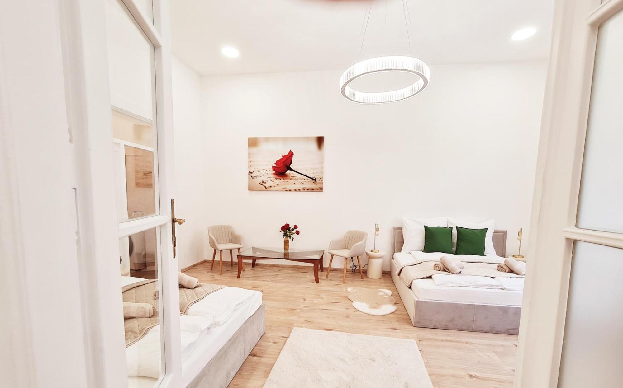 Liszt With Balcony And Garage Available -symphony 1 Апартаменти
